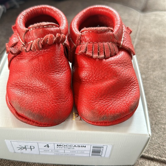Freshly Picked Fire Engine Moccasin Size 4 - Picture 2 of 9